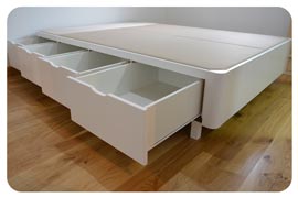 Canapé de madera con cajones lacado con patas