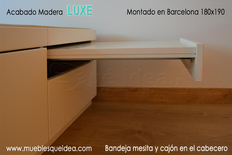 Cama canapé con cajones laterales sin tiradores con mesitas extraibles abierta acabada en madera lacada Luxe