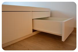 Mesita bandeja en canapé con cajones