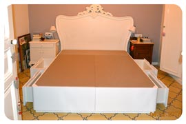 Dormitorio desigual en Barcelona con canapé de cajones