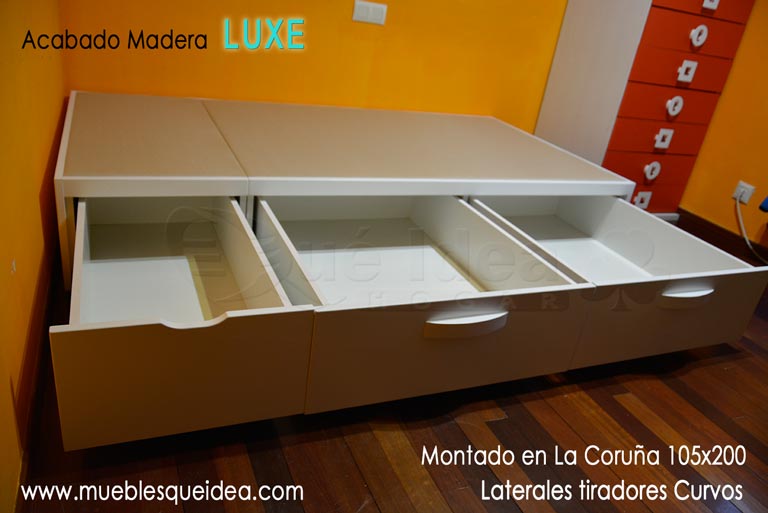 Ejemplo de canapé con cajones en un lateral de 105 cm con esquinas rectas montado en Galicia