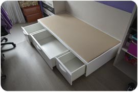 canapé de madera individual con esquinas rectas instalado en dormitorio juvenil