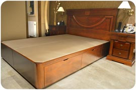 Canapé de madera acabado Natural montado en Madrid de estilo clásico