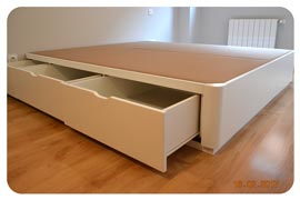 Canapé con 6 cajones laterales de tiradores uñero acabado en madera