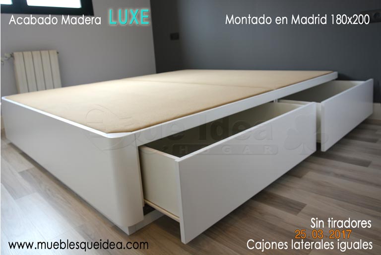 Canapé con dos cajones laterales iguales a cada lado montado en Madrid en casa del cliente, cajones sin tiradores acabado en madera