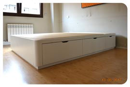 Canapé con cajones montado en Madrid de 150x190 tiradores uñero