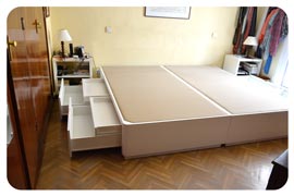 Dos canapés gemelos con cajones juntos