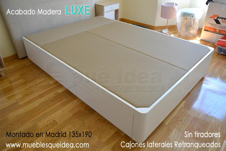 Ejemplo de cajones sin tiradores en un canapé cama con cajones de madera montado en Madrid