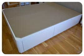 Montaje realizado en Madrid de un canape cajones en madera