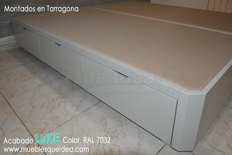 canape de madera con cajones acabado luxe color de la Carta RAL 7032 montado en Tarragona