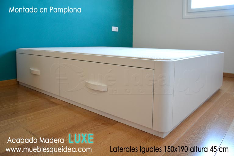 Canapé de madera lacado en color blanco con tres cajones laterales montado en Pamplona