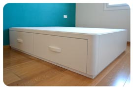 Canape de madera con cajones montado en Pamplona