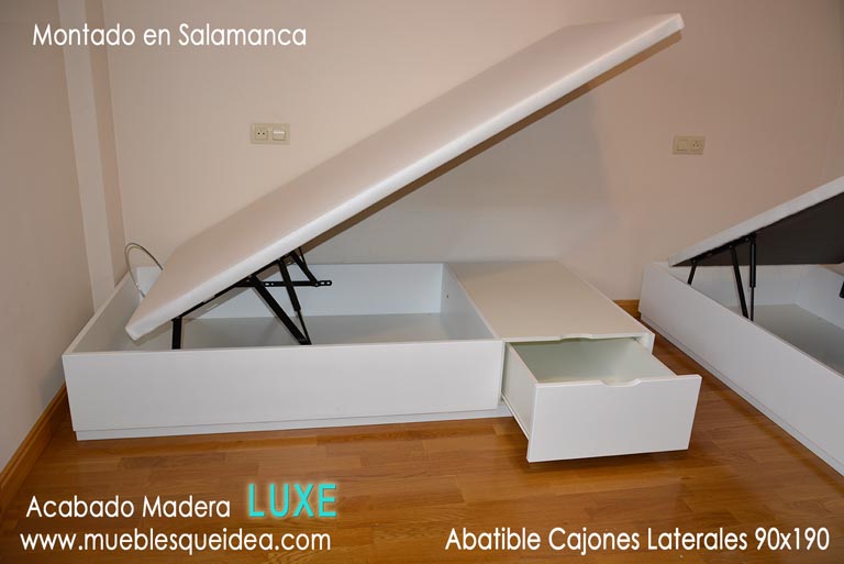 Dos canapés de madera lacada con cajones adaptados para un solo dormitorio y montados en Salamanca