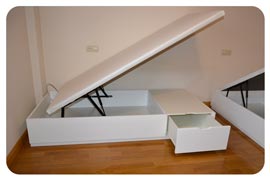 Canapé de madera con cajones montado en Salamanca