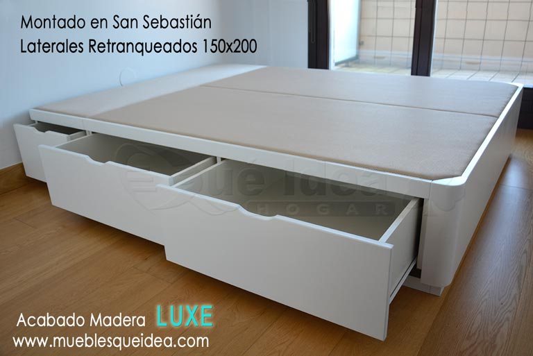 Canapé de madera con 4 cajones laterales iguales montado en San Sebastián