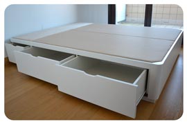 Canapé de madera con cajones montado en San Sebastián