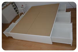 Cama canapé esquinas rectas cajones abiertos