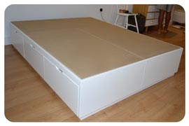 Canapé de cajones con las esquinas rectas montado en Madrid