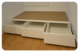 Canapé con cajones montado en dormitorio pequeño de Sevilla