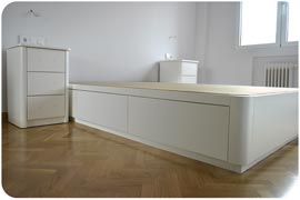 Canapé con cajones lacado y mesitas de noche de tres cajones a juego