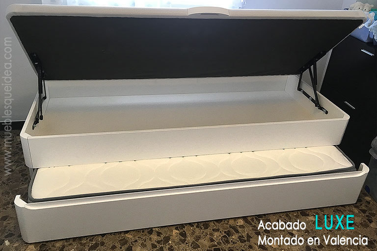 Ejemplo montado de una Cama con cajones arriba y nido abajo tapizada enpolipiel color blanco con tiradores curvos