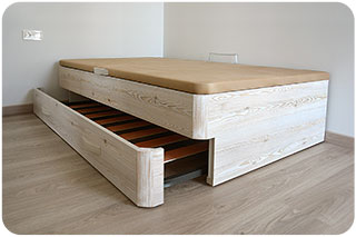 Canapé Nido blanco con cabecero y cubre pared en color granate