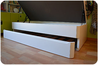 Canapé Nido blanco con cabecero y cubre pared en color granate