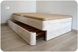 Canapé modelo Abanido en madera con solmier arrastre de lamas y tiradores curvos