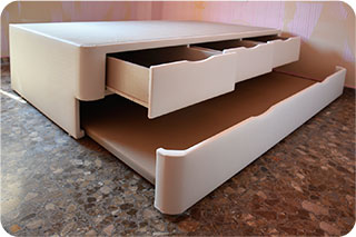 Canapé Nido blanco con cabecero y cubre pared en color granate