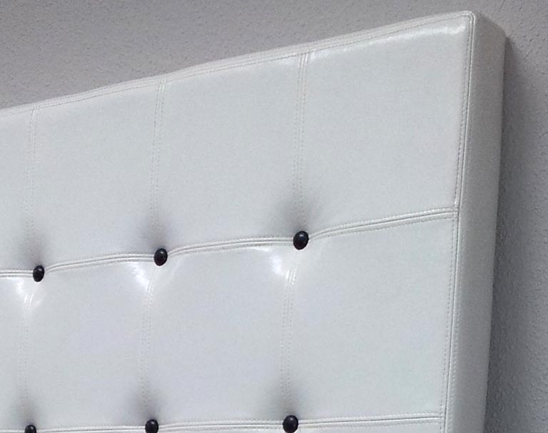 cabecero de cama modelo Madrid con detalle del tapizado costuras son encontradas de triple traspunte