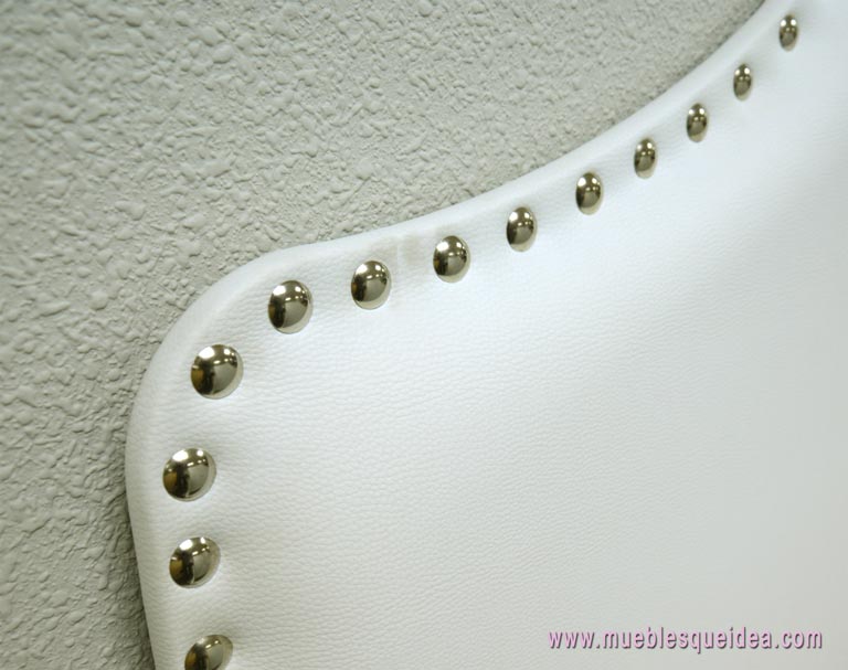 Cabecero tapizado modelo Córdoba en (Serie A) ELFOS color blanco con tachuelas