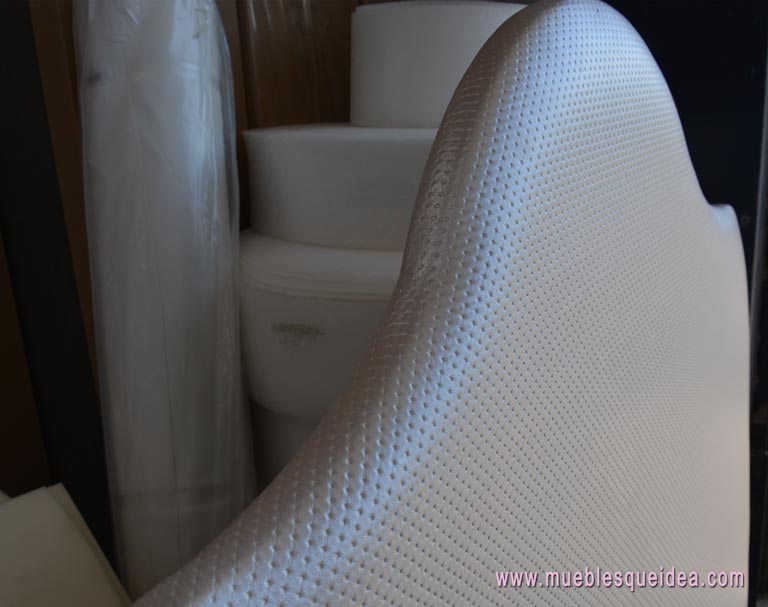 Cabecero de cama modelo CORDOBA con detalle del tapizado en (Serie B) PUNTOS color Pearl o perlado