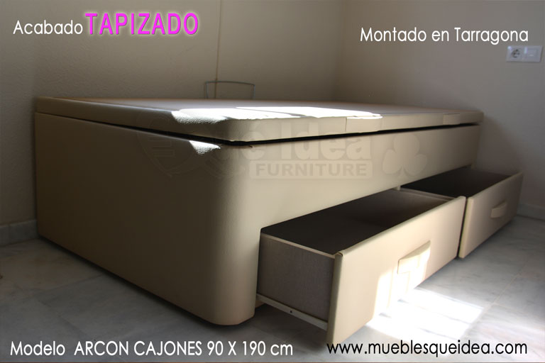 Canapé con dos cajones y diván de tapa abatible color beig montado en Tarragona