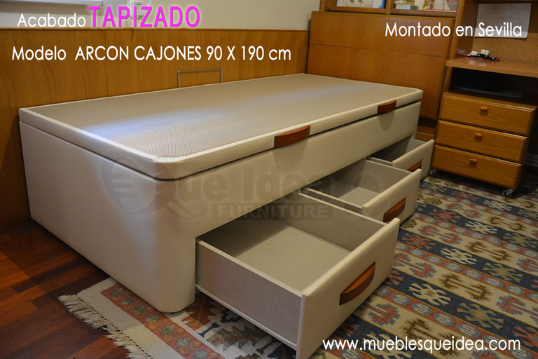 Canapé arcón cerrado supletorio con tres cajones debajo color claro en Sevilla