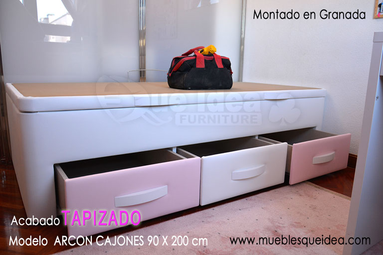 Cama diván supletoria con cajones montada en Granada blanca y rosa pink