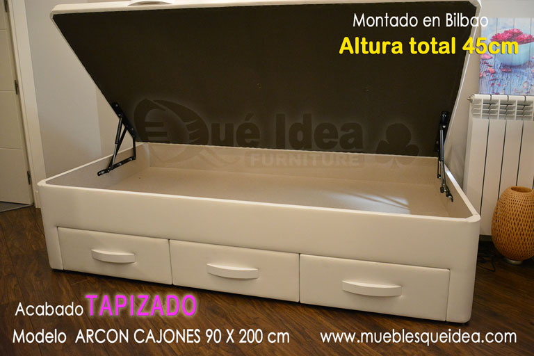 Cama diván montada en Bilbao con tres cajones y tapa encima abatible blanca