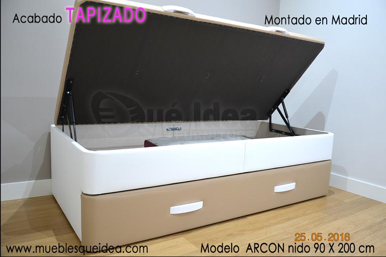 Canapé de colores combinadosblanco y beige con la tapa abatible abierta