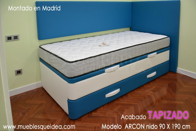 Canapé Nido con cubre pared y cabecero blanco y azul