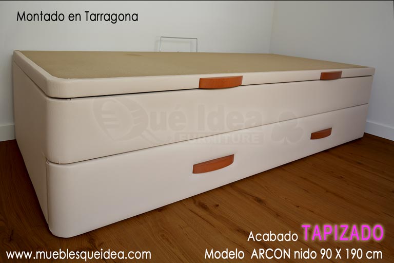 Canapé Nido color tortola cerrado con los tiradores color cerezo