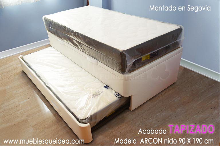 Canapé Nido blanco con colchones montado en Segovia