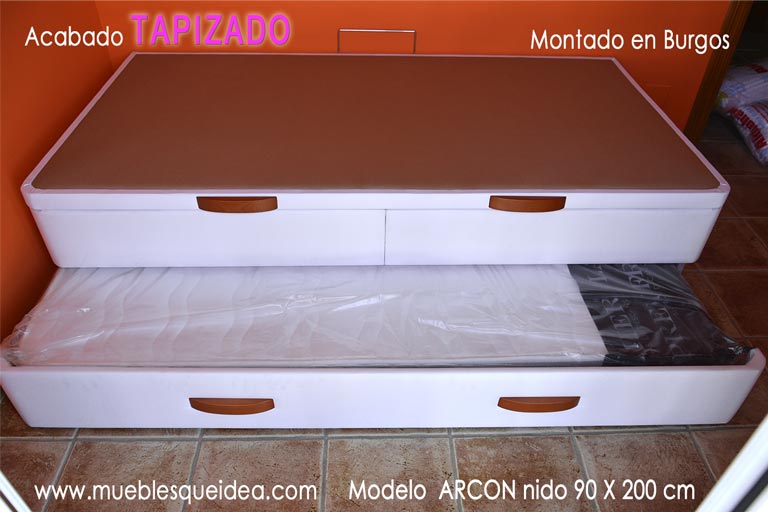 Canapé Nido blanco con tiradores en cerezo y colchon en el arrastre