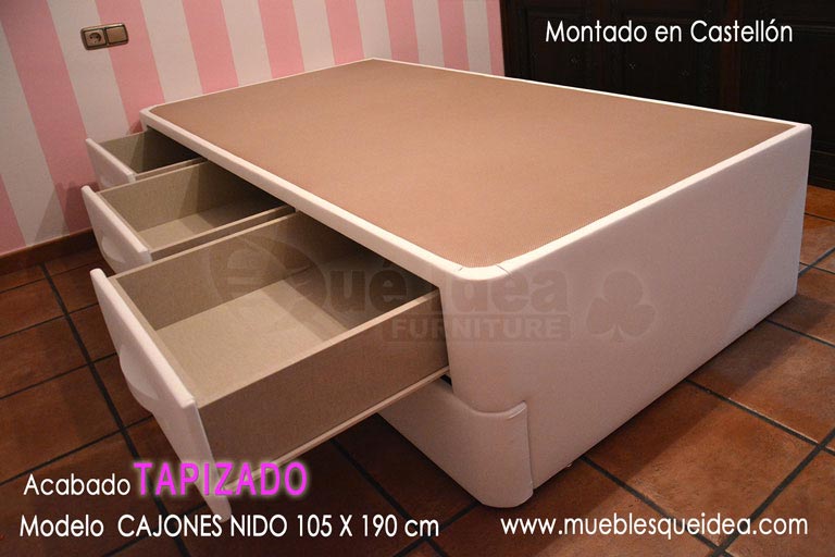 Cama supletoria diván tapizada con los cajones abiertos montada en Castellón