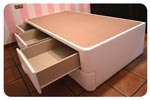 Cama supletoria diván tapizada con cajones abiertos
