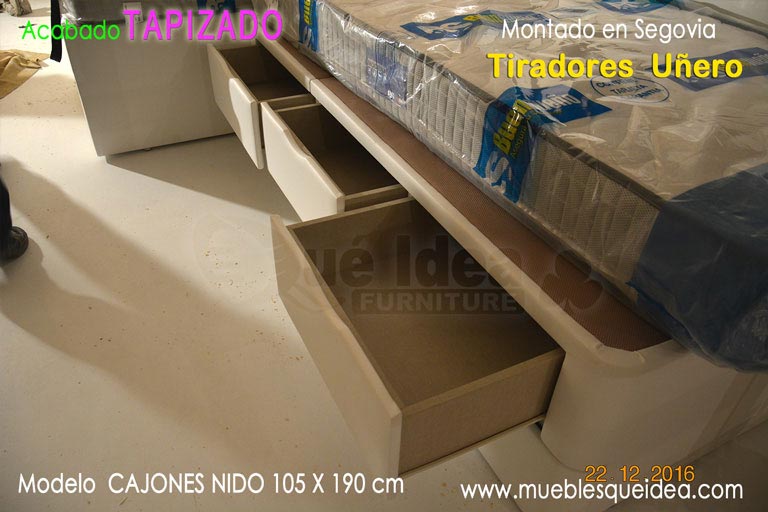 Cama supletoria con tres cajones abiertos tapizada en polipiel clara montada en Segovia