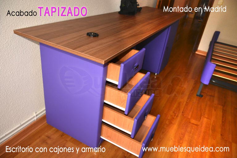 Escritorio con cajones y armario tapizado a juego con la cama supletoria nido tapizada en color violeta