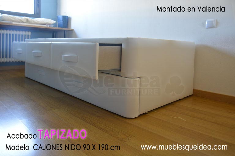 Cama diván canguro montada en Valencia en color blanco con tres cajones abiertos y nido cerrado