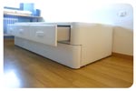Cama diván canguro blanca con los cajones abiertos