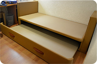 Ver cama nido con brazos cuadrados tapizada