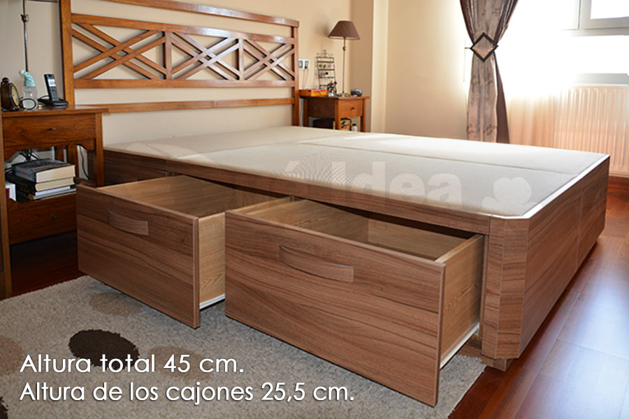 Dormitorio con cama de madera con cajones hecho a medida especial de altura