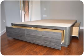 Cama de madera color ceniza con cajones